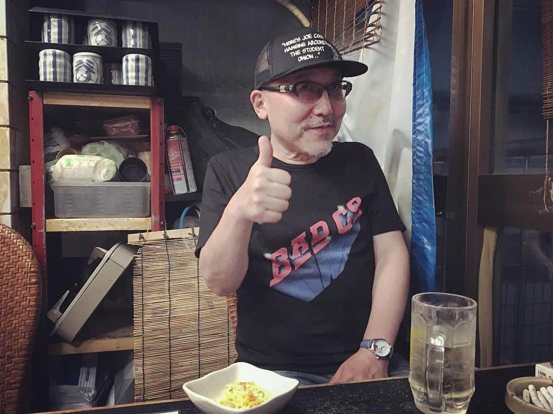 河野圭さんのインスタグラム写真 - (河野圭Instagram)「根岸さんとホントに久しぶりのサシ飲み。相変わらず音楽全部の事と演奏の事とどっちもいろんな事を教えてくれる大先輩からのお話は目から大量のウロコ。自分がめまぐるしいとき程先輩と飲むべきだ。自然なトコ撮らせてくださいと頼んでるのにどうしてもポーズをとってしまう57歳w」9月6日 0時11分 - kei_kawano