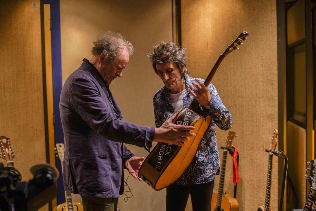ロン・ウッドさんのインスタグラム写真 - (ロン・ウッドInstagram)「🎉🎥❤️🙏 RONNIE WOOD DOCUMENTARY TO PREMIERE AT THE BFI LONDON FILM FESTIVAL!  Ronnie Wood – artist, musician, producer and author. However, there is so much more to know about the man himself, and on Saturday 12th October Eagle Rock Films will premiere ‘Somebody Up There Likes Me’ at the @britishfilminstitute London Film Festival. This intimate portrait traces the lives and careers of Ronnie Wood, directed by Oscar-nominated filmmaker Mike Figgis (‘Leaving Las Vegas’, ‘Internal Affairs’, ‘The Battle Of Orgreave’). Produced with the full cooperation of and access to Ronnie himself, the film is the first in-depth film biography of the artist. ‘Somebody Up There Likes Me’ is the definitive portrait of one of the most important guitarists in rock music. Since he bought his first Rogers electric guitar for £25 over 55 years ago, Ronnie Wood has been at the centre of rock ‘n’ roll, his electrifying and timeless style a key part of the history of British music. Acclaimed director Mike Figgis’ new film brilliantly captures what it means to be such an iconic presence. Made over two years for Eagle Rock Films, ‘Somebody Up There Likes Me’ features revealing new interviews with Wood’s Rolling Stonesbandmates Mick Jagger, Keith Richards and Charlie Watts, as well as his old sparring partner in the Faces, Rod Stewart. Other key interviewees in ‘Somebody Up There Likes Me’ include Wood’s wife Sally Wood, successful singer Imelda May and art phenomenon Damien Hirst. He reminds viewers how Wood is one of the few musicians to have a respected alternative career as a painter, when he says: “Ronnie is a dab hand – he can paint better than me.” Figgis relished the chance to get to work with Wood: “I was intrigued by Ronnie. The combination of his eclectic musical range and his love of painting seemed like a promising start to a documentary.” ‘Somebody Up There Likes Me’ is a new look at Ronnie Wood – a rewarding and always compelling insight into one of music’s most likeable, successful but complex key players.」9月6日 0時16分 - ronniewood