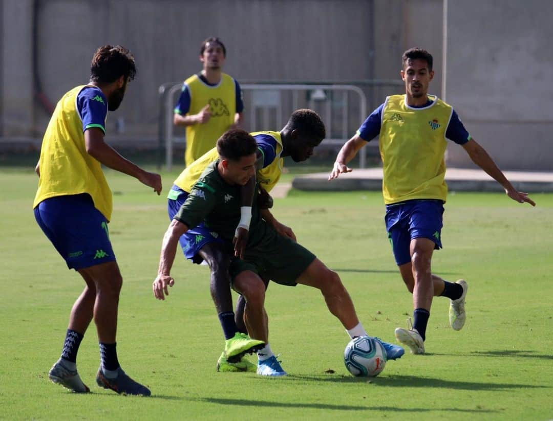 レアル・ベティスさんのインスタグラム写真 - (レアル・ベティスInstagram)「💚🆚💚 ¡Partido contra el #BetisDeportivo en el último entrenamiento de la semana!」9月6日 0時17分 - realbetisbalompie