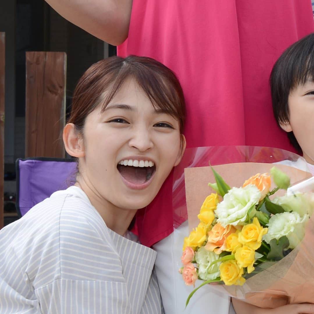 日本テレビ ドラマ「わたし旦那をシェアしてた」さんのインスタグラム写真 - (日本テレビ ドラマ「わたし旦那をシェアしてた」Instagram)「#わたし旦那をシェアしてた 最終回、このあと深夜0:29から放送です‼️✨ 今週の #６分割 は…  クランクアップを迎えた３つの家族🤗✨ ドラマの中でも、こんな弾ける笑顔が見られるでしょうか…⁉️ 最後妻たちの運命がどうなるのか、ご注目ください✨  #リアタイ待機 #小池栄子 #りょう #岡本玲 #赤楚衛二 #黒木啓司 #渡辺真起子 #平山浩行 #夏木マリ #ヒルクライム #事実愛 #木曜日も夜ふかし #旦シェア」9月6日 0時18分 - _danshare_