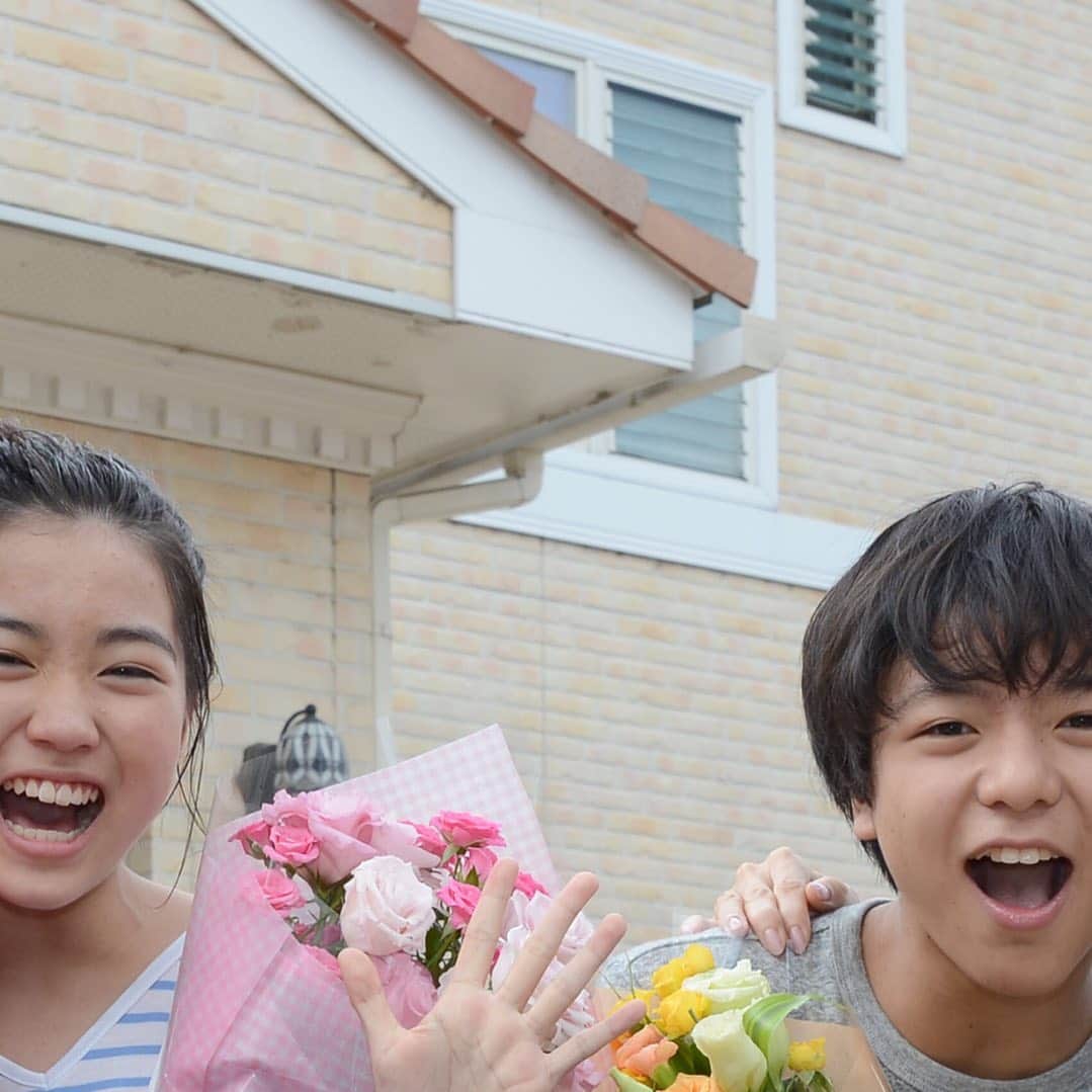 日本テレビ ドラマ「わたし旦那をシェアしてた」さんのインスタグラム写真 - (日本テレビ ドラマ「わたし旦那をシェアしてた」Instagram)「#わたし旦那をシェアしてた 最終回、このあと深夜0:29から放送です‼️✨ 今週の #６分割 は…  クランクアップを迎えた３つの家族🤗✨ ドラマの中でも、こんな弾ける笑顔が見られるでしょうか…⁉️ 最後妻たちの運命がどうなるのか、ご注目ください✨  #リアタイ待機 #小池栄子 #りょう #岡本玲 #赤楚衛二 #黒木啓司 #渡辺真起子 #平山浩行 #夏木マリ #ヒルクライム #事実愛 #木曜日も夜ふかし #旦シェア」9月6日 0時19分 - _danshare_