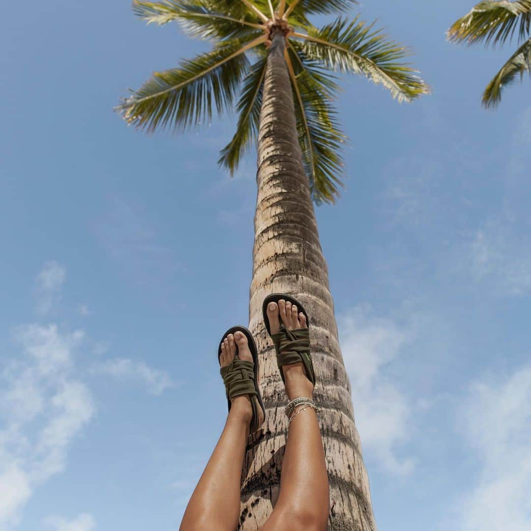 のインスタグラム：「Breathe easy. They’re vegan and incomparably comfy. #veganshoes #SanukYogaSlings #Sanuk #SmilePassItOn」