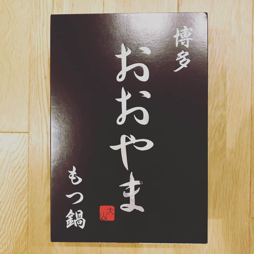 YoYoさんのインスタグラム写真 - (YoYoInstagram)「東京まで持って帰ってキターーーー博多のコレをっ！！ お店の味が自宅で再現！ここまで本場のモツ鍋の再現は初めてダっ！！ ニラ、キャベツ、ゴボウはセルフで投入するスタイル♡ニラの包丁入れと盛り付けはグッと丁寧に。。 もぅっ、絶っっ品！！！！！！(*⁰▿⁰*) #おおやまもつ鍋  あ、フォロワーが2000！！サンっキューーーーーーーっ！！！！」9月6日 0時27分 - yoyo_soffet