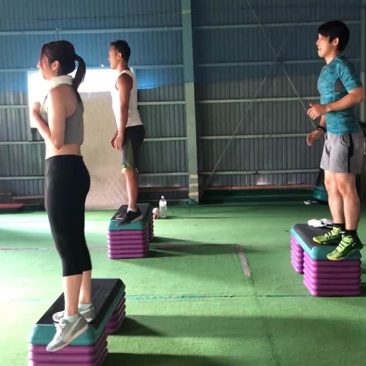 のインスタグラム：「9月に入ってバーシティーもだいぶ運動しやすい室温になってきました(冷暖房ないため🥺) これは先月室温43℃という意味わかんない温度の中でやったトレーニングです。笑 環境のせいもあってかかなり脚に効きました…1週間くらい筋肉痛でした😵 みなさんも段差見つけたらやるべし！ #akita #model #workout #gym #training #筋トレ女子 #セクシーゴリラ #varsityweightroom」