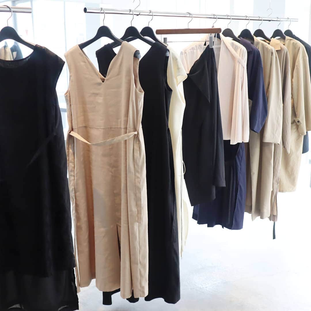 Eri Satoさんのインスタグラム写真 - (Eri SatoInstagram)「【you ozeki 展示会】 · 今日は展示会巡り。 昔から仲良くしてくださってるゆうさん @youozeki のお洋服を見に。 1、2枚目で着ているトップスをオーダーしました🤗 ネックとボリューミーな袖が可愛い💕 · 新しいギャラリーも素敵だったな～！ イベントや展示会用のレンタルスペースとして使えるそうなので、気になる方はぜひ♪ · バッグは @kalie_official パンプスは @outletshoes_official どちらのブランドも、楽天スーパーセールでクーポンなど出てるのでチェックしてみてね👀✨ · #youozeki #fashion#ootd#outfit#code#coordinate#stylepoint#instafashion#instagood#instalike#ファッション#コーディネート#コーデ#春夏展示会#おしゃれさんと繋がりたい#おしゃれ好きな人と繋がりたい#渋谷#ギャラリー#レンタルスペース#シンプルファッション#シンプルコーデ」9月6日 0時39分 - satoeri626