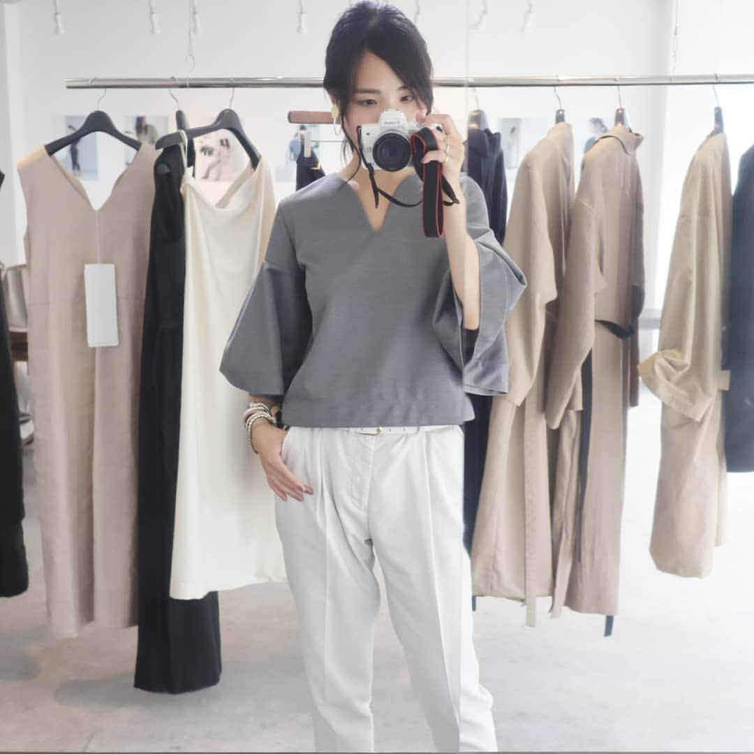 Eri Satoさんのインスタグラム写真 - (Eri SatoInstagram)「【you ozeki 展示会】 · 今日は展示会巡り。 昔から仲良くしてくださってるゆうさん @youozeki のお洋服を見に。 1、2枚目で着ているトップスをオーダーしました🤗 ネックとボリューミーな袖が可愛い💕 · 新しいギャラリーも素敵だったな～！ イベントや展示会用のレンタルスペースとして使えるそうなので、気になる方はぜひ♪ · バッグは @kalie_official パンプスは @outletshoes_official どちらのブランドも、楽天スーパーセールでクーポンなど出てるのでチェックしてみてね👀✨ · #youozeki #fashion#ootd#outfit#code#coordinate#stylepoint#instafashion#instagood#instalike#ファッション#コーディネート#コーデ#春夏展示会#おしゃれさんと繋がりたい#おしゃれ好きな人と繋がりたい#渋谷#ギャラリー#レンタルスペース#シンプルファッション#シンプルコーデ」9月6日 0時39分 - satoeri626