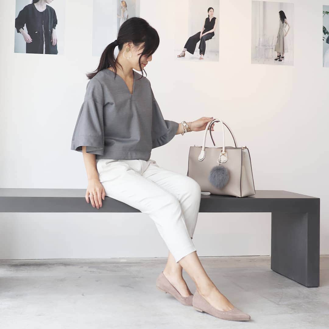 Eri Satoのインスタグラム：「【you ozeki 展示会】 · 今日は展示会巡り。 昔から仲良くしてくださってるゆうさん @youozeki のお洋服を見に。 1、2枚目で着ているトップスをオーダーしました🤗 ネックとボリューミーな袖が可愛い💕 · 新しいギャラリーも素敵だったな～！ イベントや展示会用のレンタルスペースとして使えるそうなので、気になる方はぜひ♪ · バッグは @kalie_official パンプスは @outletshoes_official どちらのブランドも、楽天スーパーセールでクーポンなど出てるのでチェックしてみてね👀✨ · #youozeki #fashion#ootd#outfit#code#coordinate#stylepoint#instafashion#instagood#instalike#ファッション#コーディネート#コーデ#春夏展示会#おしゃれさんと繋がりたい#おしゃれ好きな人と繋がりたい#渋谷#ギャラリー#レンタルスペース#シンプルファッション#シンプルコーデ」