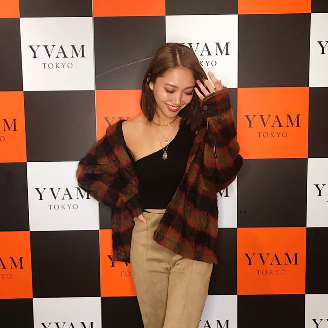 愛菜さんのインスタグラム写真 - (愛菜Instagram)「@yvamtokyo の 展示会 🧡 メンズブランドだけど 女の子も可愛く着れるの😘 A/W たくさんカッコイイの あったな〜🤤✨ このネルアウター軽いのに 暖かくてこの秋冬めっちゃ使える😘 . . #yvamtokyo #yvam #aw #fashion」9月6日 0時32分 - ainaaa0622