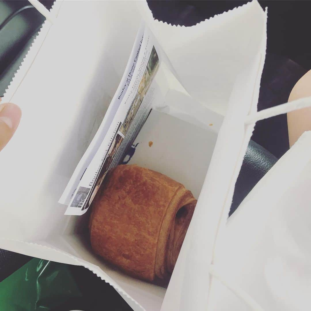 里田まいさんのインスタグラム写真 - (里田まいInstagram)「レストランのお土産でいただいたパンがそのまま紙袋に入っていた、、、 ここはアメリカ🇺🇸😂」9月6日 0時33分 - maisatoda_official