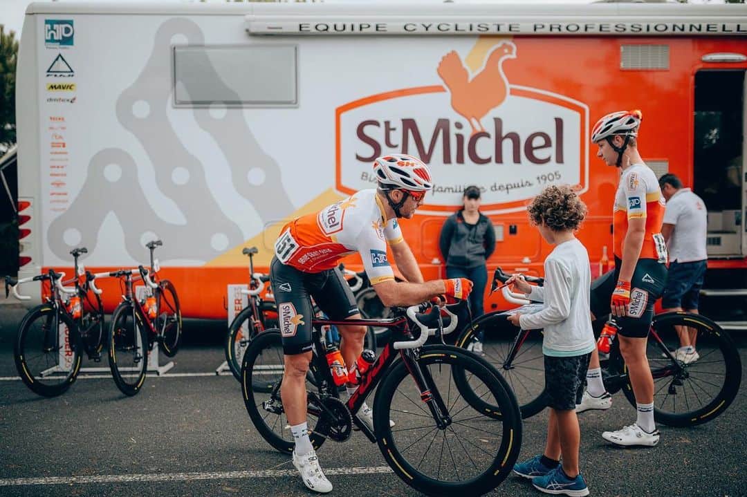 Fuji Bikesさんのインスタグラム写真 - (Fuji BikesInstagram)「Pre-race rituals. ⁣ ⁣ @auber93cyclisme stopping for a quick chat with a young fan in France. ⁣ ⁣ ⁣ ⁣ 📸: @thomas_maheux ⁣ #fujibikes #fujitransonic #roadcyclingpics」9月6日 0時34分 - fujibikes
