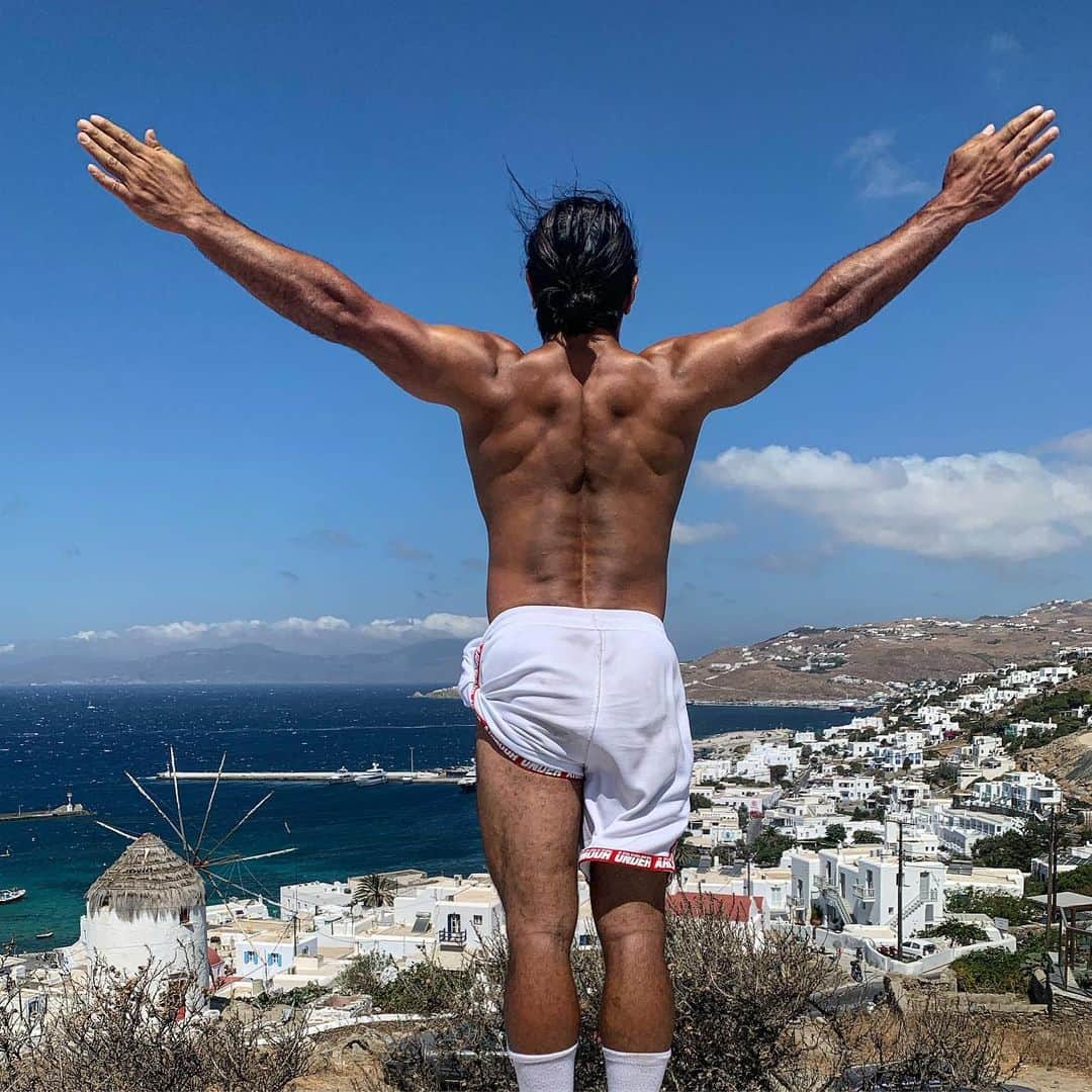 Saltbae（ヌスラット・ガネーシュ）さんのインスタグラム写真 - (Saltbae（ヌスラット・ガネーシュ）Instagram)「Dear Mykonos, It is time for me to say Goodbye to 2019 season.  My new born baby started running as soon as she was born. From the day that I opened the restaurant, it was number one in Mykonos.  I have so many beautiful, wonderful memories in Mykonos. I will mention all these wonderful experiences in my book which is being prepared.  Mykonos was amazing experience for me. It made me very excited and it made me feel what I felt when I opened my first restaurant 12 years ago in Istanbul. That’s how I felt about Mykonos. I have a special connection with this island!  Being successful in Mykonos wasn’t easy, but my operation team and all my guest made this experience an amazing one for me.  Almost 65,000 to 70,000 people dined with us this season in Mykonos. All guests were very happy, all good comments, and amazing feed back.  Of course it wasn’t easy. Everyday I worked 18 to 20 hours, and it paid off. I only had one chance to put my feet in this beautiful Mediterranean Sea. But all this hard work is worthed.  The important thing is my brand’s success. This showed me once more. Where ever I open Nusret Brand, it will be surely successful. I love you all, and see you at the new Nusret Opening around the world, and see you in Mykonos in 2020.  All the Best to you all. 🇹🇷❤️🇬🇷🌏」9月6日 0時34分 - nusr_et