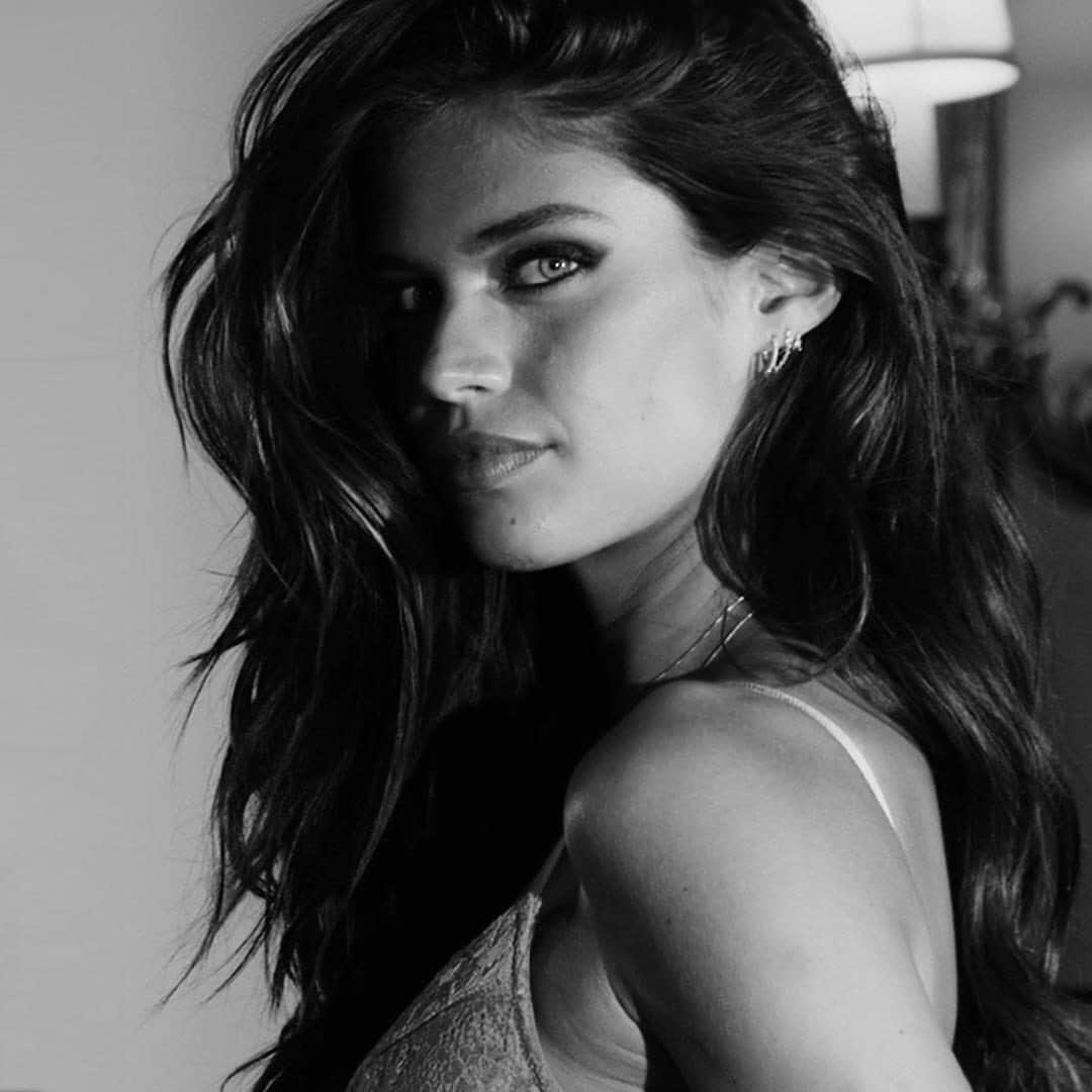 ヴィクトリアズ・シークレットさんのインスタグラム写真 - (ヴィクトリアズ・シークレットInstagram)「Tonight, Angel Sara Sampaio & friends will celebrate the power, strength, glamour & passion of our newest fine fragrance, Bombshell Intense. See it all @VSBeauty.」9月6日 0時35分 - victoriassecret