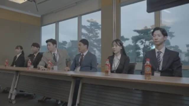 ユン・ギュンサンのインスタグラム：「#미스터기간제 감사합니다!  쿠키영상 다른버전 촬영본!ㅋㅋ」
