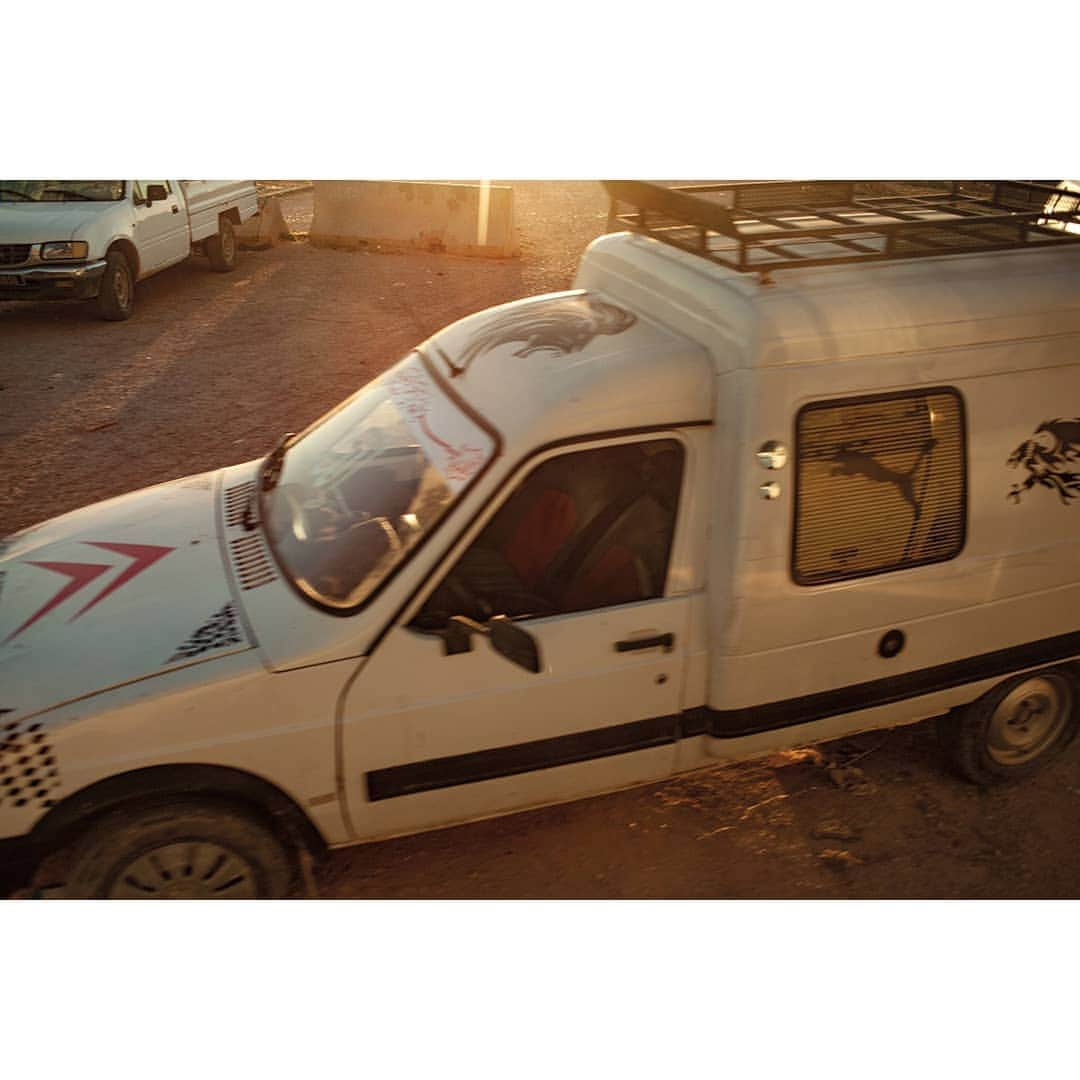 Citroënさんのインスタグラム写真 - (CitroënInstagram)「"Over the days, in the buses that cross the city in motion..." @mounakarrayphotography - Tunis 🇹🇳 Take the virtual tour, link in Bio ⬆️ . #WIBC #CitroënOrigins #Citroën100 #Tunisia #Photography #Art #Picoftheday #Photooftheday #InstaCar #CarsOfInstagram」9月6日 1時04分 - citroen