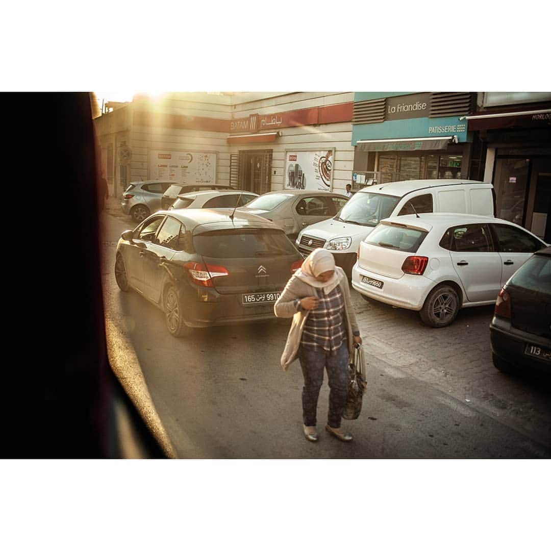 Citroënさんのインスタグラム写真 - (CitroënInstagram)「"Over the days, in the buses that cross the city in motion..." @mounakarrayphotography - Tunis 🇹🇳 Take the virtual tour, link in Bio ⬆️ . #WIBC #CitroënOrigins #Citroën100 #Tunisia #Photography #Art #Picoftheday #Photooftheday #InstaCar #CarsOfInstagram」9月6日 1時04分 - citroen