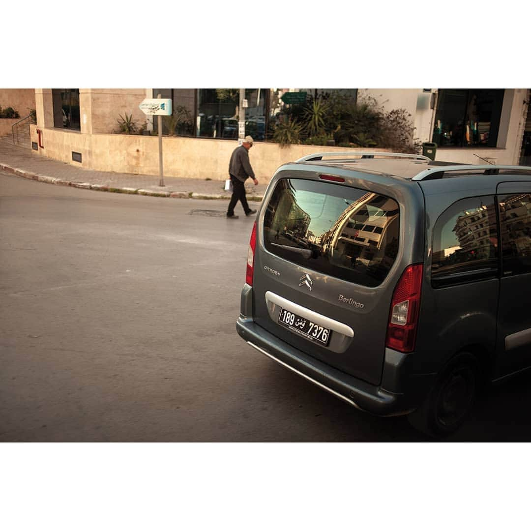 Citroënさんのインスタグラム写真 - (CitroënInstagram)「"Over the days, in the buses that cross the city in motion..." @mounakarrayphotography - Tunis 🇹🇳 Take the virtual tour, link in Bio ⬆️ . #WIBC #CitroënOrigins #Citroën100 #Tunisia #Photography #Art #Picoftheday #Photooftheday #InstaCar #CarsOfInstagram」9月6日 1時04分 - citroen