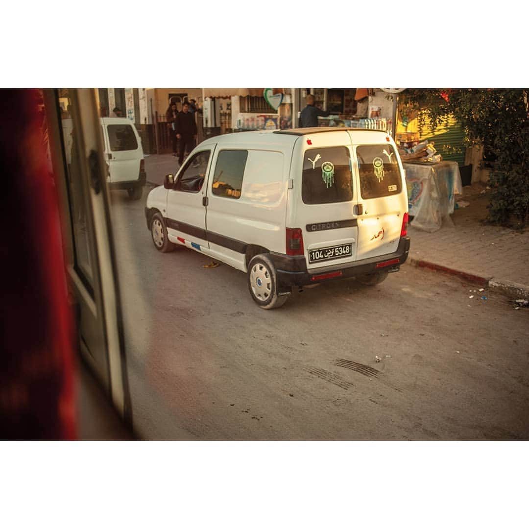 Citroënさんのインスタグラム写真 - (CitroënInstagram)「"Over the days, in the buses that cross the city in motion..." @mounakarrayphotography - Tunis 🇹🇳 Take the virtual tour, link in Bio ⬆️ . #WIBC #CitroënOrigins #Citroën100 #Tunisia #Photography #Art #Picoftheday #Photooftheday #InstaCar #CarsOfInstagram」9月6日 1時04分 - citroen