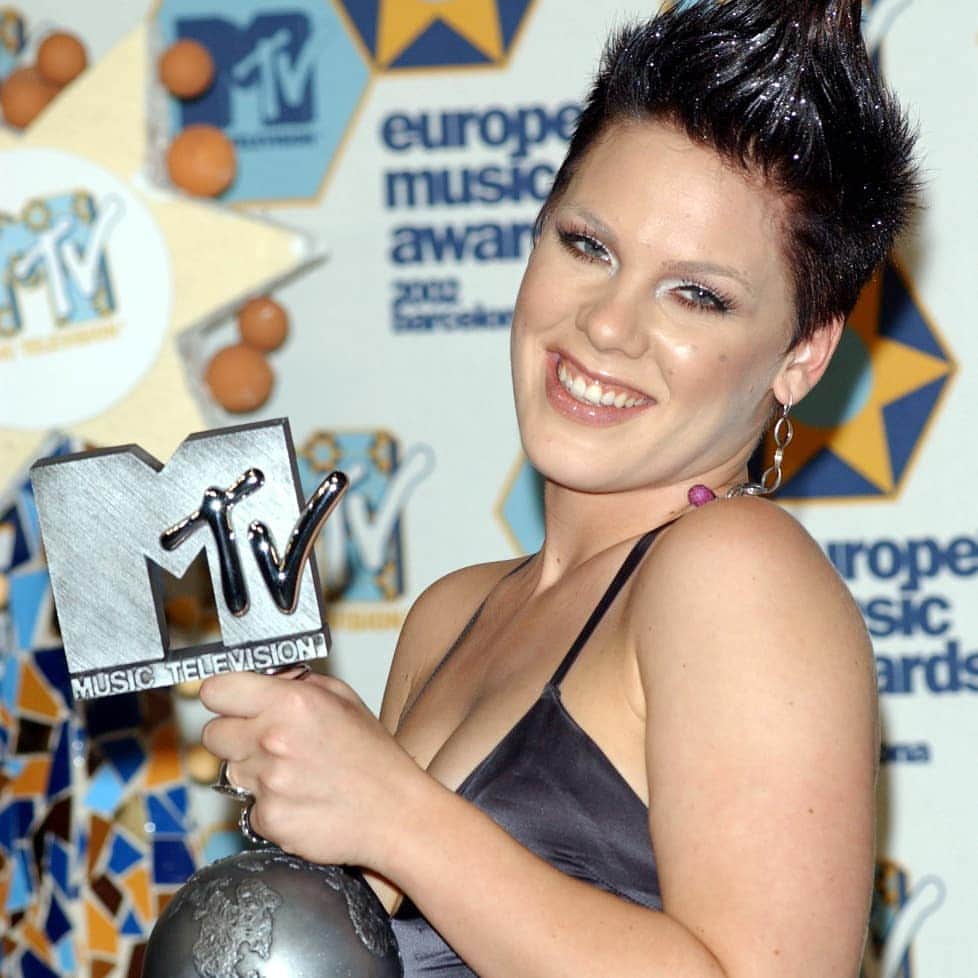 MTV EMAさんのインスタグラム写真 - (MTV EMAInstagram)「#TBT to our first #MTVEMA in Spain back in 2002! 🇪🇸 Barcelona was lit! 🔥」9月6日 1時12分 - mtvema