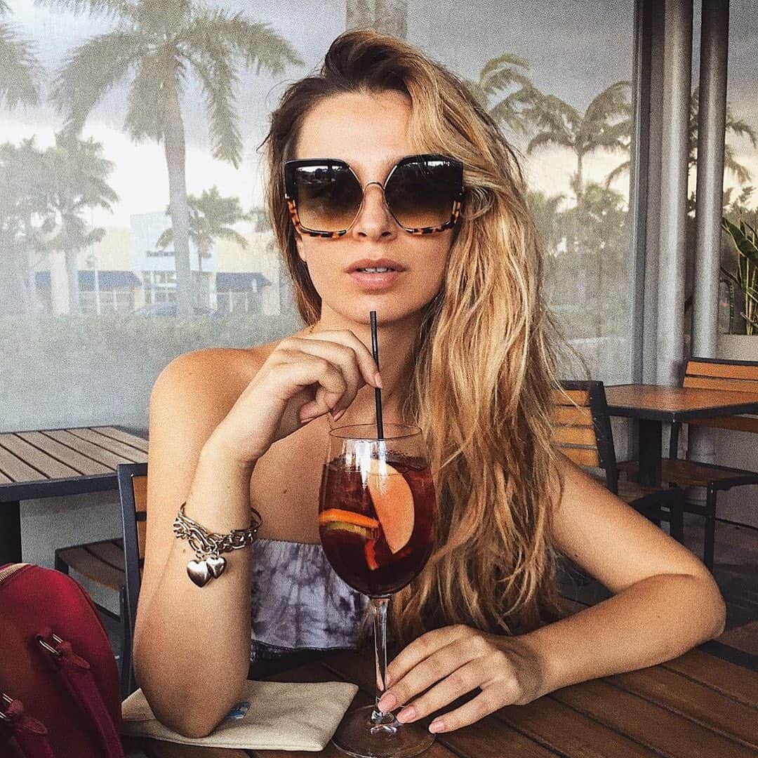 トムズシューズのインスタグラム：「“I know when I wear TOMS sunnies, it’s not just a pair of sunglasses. I love companies that stand for something more.” // 📷: @alicemlopez #regram」