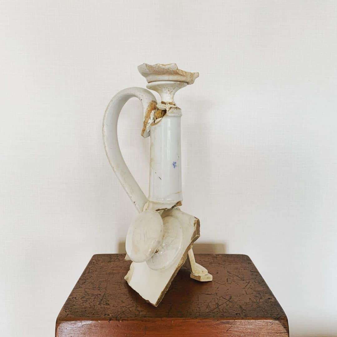 長谷川踏太のインスタグラム：「Robert Cooper - constructed ceramic sculpture テームズ川沿いに流れ着いている陶片を拾ってきて彫刻をつくる作家さん 裏面が洒落てる #ceramicart #ceramics」