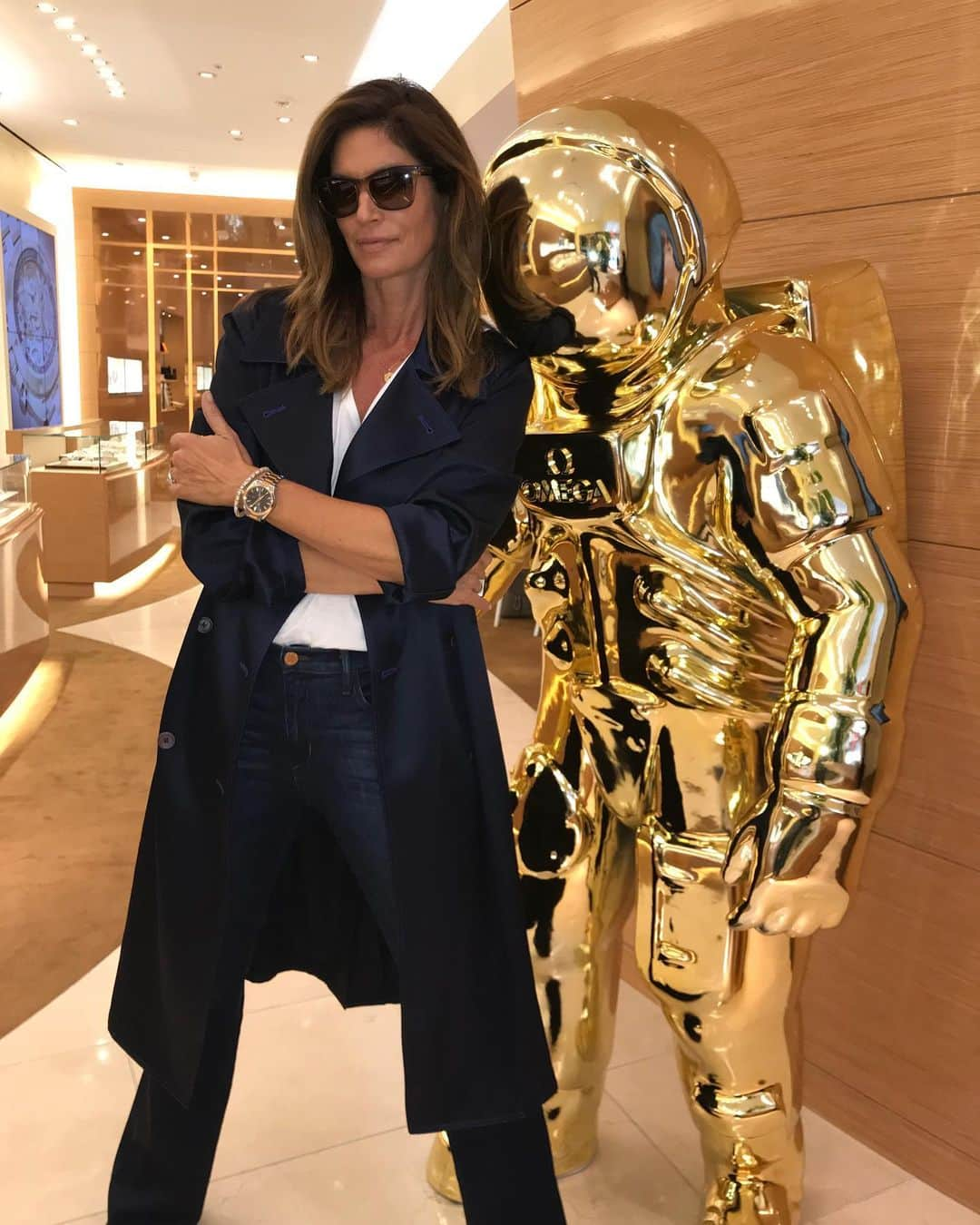 シンディ・クロフォードさんのインスタグラム写真 - (シンディ・クロフォードInstagram)「Life size rocket man run-in at @omega 🚀」9月6日 1時22分 - cindycrawford