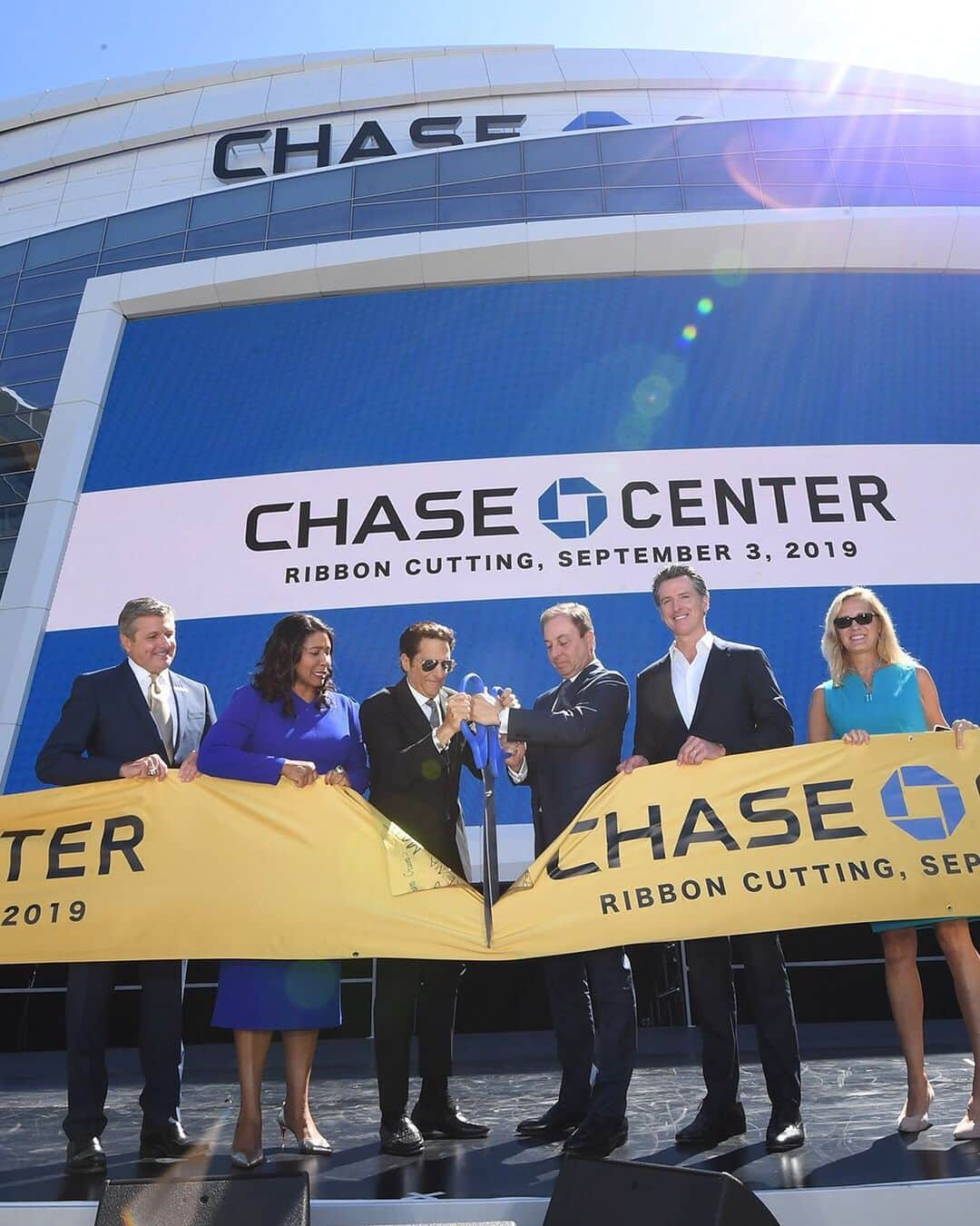 ゴールデンステート・ウォリアーズさんのインスタグラム写真 - (ゴールデンステート・ウォリアーズInstagram)「Ribbon is cut & we are home.  #DubNation || @chase_center」9月6日 1時28分 - warriors