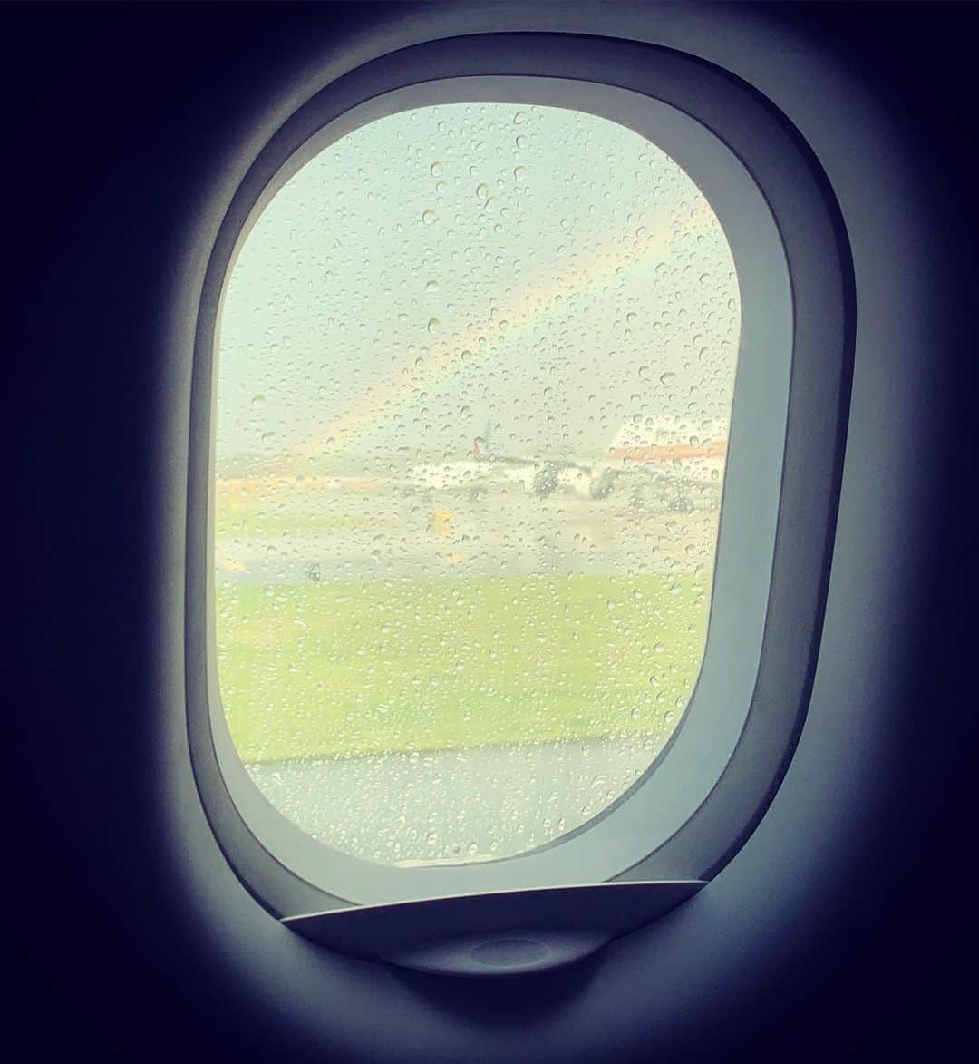 リー・トンプソンさんのインスタグラム写真 - (リー・トンプソンInstagram)「Going home.  #rainbows #jfk」9月6日 1時28分 - lea_thompson