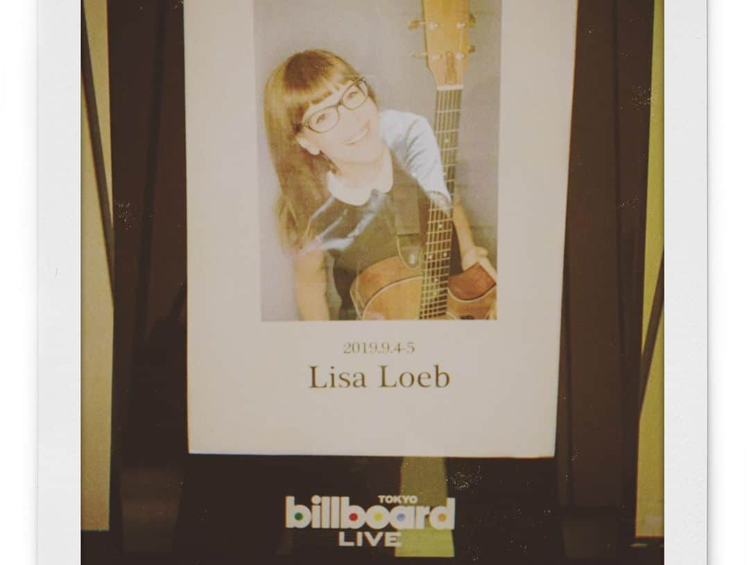 Miyuuさんのインスタグラム写真 - (MiyuuInstagram)「日付けをまたいで昨日は、Lisa Loeb at @billboardlive_tokyo に行ってきました！ . . 初めてギターで練習したStay。 深夜に公園でこの曲を練習してた景色と感情が鮮明にフラッシュバックして、なんだか少し涙が出ました。 . . 特別なエフェクトを使わずのアコギと歌声であんなに素敵な空間が作れるなんて。 (足元のD.I.が一緒でちょっと嬉しくなりました☺️) . . 好きなミュージシャンのライブに行くと毎回改めて本当に音楽が大好きだって感じる。 12月のワンマンのヒントをたくさんもらいました。♪ . . 終電ギリギリ、列に並んで、お写真も一緒に撮ってもらいました!! 幸せな夜🌉ということでカバーしたくなり。 おやすみなさい🌝 #lisaloeb#acousticlive#acousticcover#coversong#stay#うたすき#音楽好きな人と繋がりたい#洋楽カバー#billboard#billboardtokyo#tokyo#miyuusic#miyuu」9月6日 1時41分 - miyuuamazing