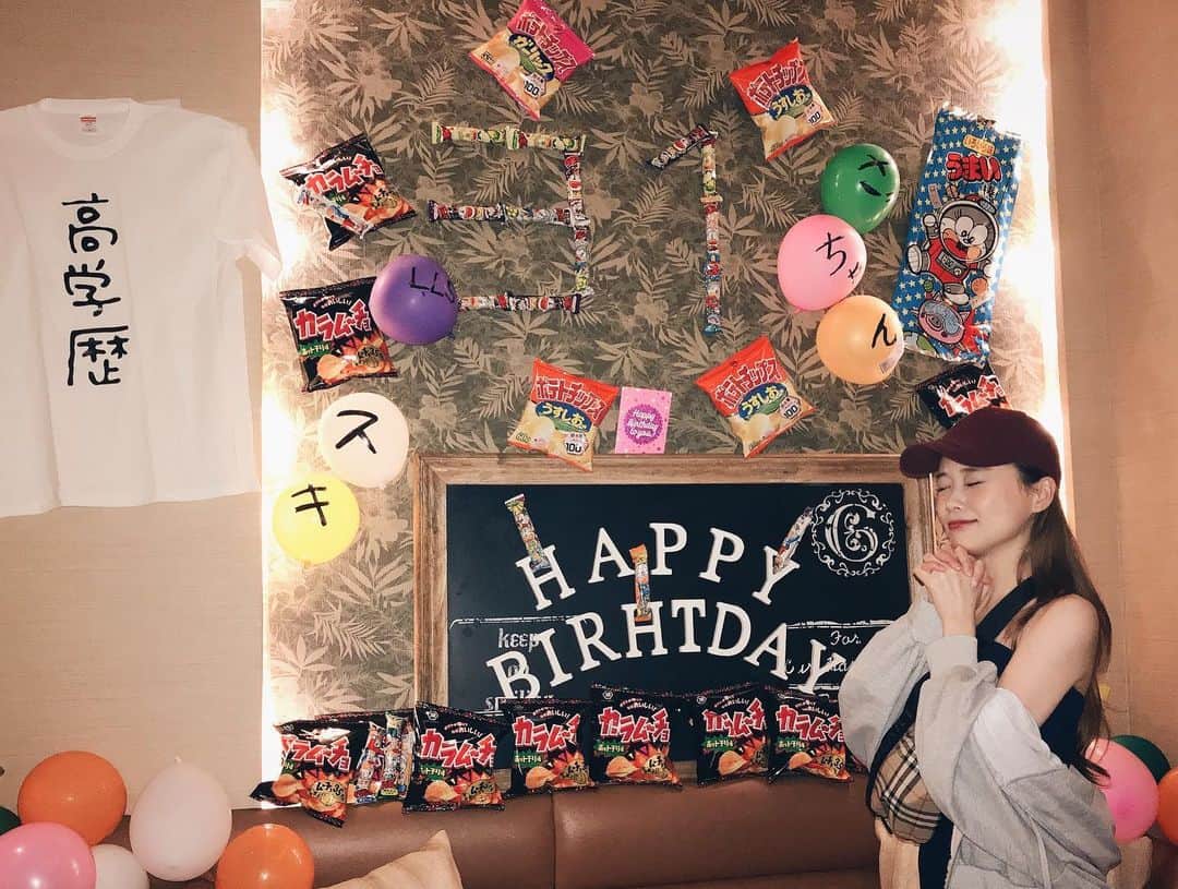 希帆さんのインスタグラム写真 - (希帆Instagram)「高学歴な彼女のお誕生日会🐰🥂㊗️✨ @satomi_shigemori  大好物のカラムーチョとポテチと共にお祝いしてきたっ😈❤️ さっちゃんらしいお誕生日会にしたくて、 @rosells__013 とドンキでお菓子爆買いして飾り付け㊙️🐢🦛💕 去年の大質素パーティーより（笑） 喜んでもらえたみたいで良かったぁ🤣🙌🐾 また来年も楽しい事考えよーっと🐗💋 ムービー沢山あるのに @rosells__013 がNGばっか言って載せれん🥺（笑） #LLS#LOVE #高学歴#私は絶対性格悪くない#玉の輿に乗りたい #3150#湖池屋#コイケヤ#カラムーチョ#PRではありません（笑）」9月6日 1時40分 - k_i_h_o_