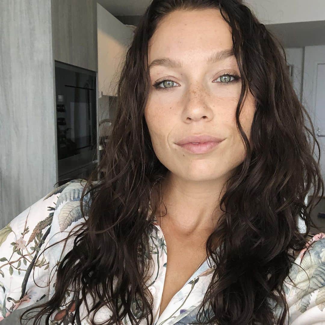 Nicole Mejiaのインスタグラム：「It’s go time 🏃🏻‍♀️ Working on the new intentions flow for the next JUMP (September 30-October 27) and I want to share a bit about the personal development work that we do on the program. - Each week has a focus and then each day takes a deep dive into a specific quality or task that will facilitate that focus. For example, the objective of week 1 is to “Establish a Routine.” Day 1 you’ll “Get Intentional,” Day 2 will be to “Schedule it,” Day 3 will give you the tools to “Develop a Growth Mindset,” and so on and so forth. Each day has an inspirational blurb from me, a resource from another expert or thought leader on that topic, and journal prompts for you to reflect and integrate the material into your life. - The daily workouts, plant-based meals, and community support are important parts of JUMP, but the real transformations occur during the daily self-work.  If you’d like to learn more, visit the link in my bio. Signups close on the 27th. @lulyapp 🌱」