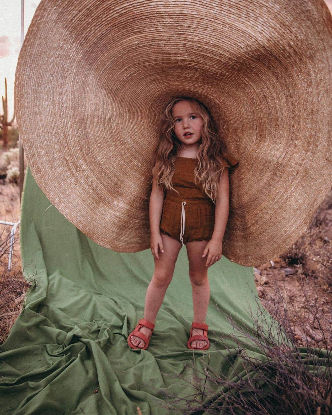 Amber Fillerup Clarkさんのインスタグラム写真 - (Amber Fillerup ClarkInstagram)「Rosie and the giant hat pt. 3 .. as you can imagine the kids thought this hat was pretty hilarious and everyone wanted a turn wearing it 😆」9月6日 1時48分 - amberfillerup