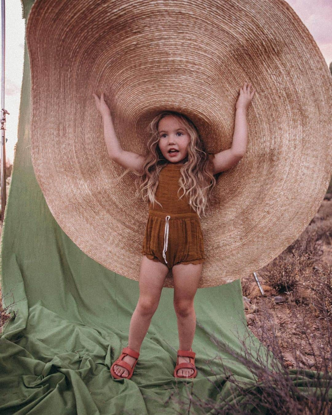 Amber Fillerup Clarkさんのインスタグラム写真 - (Amber Fillerup ClarkInstagram)「Rosie and the giant hat pt. 3 .. as you can imagine the kids thought this hat was pretty hilarious and everyone wanted a turn wearing it 😆」9月6日 1時48分 - amberfillerup