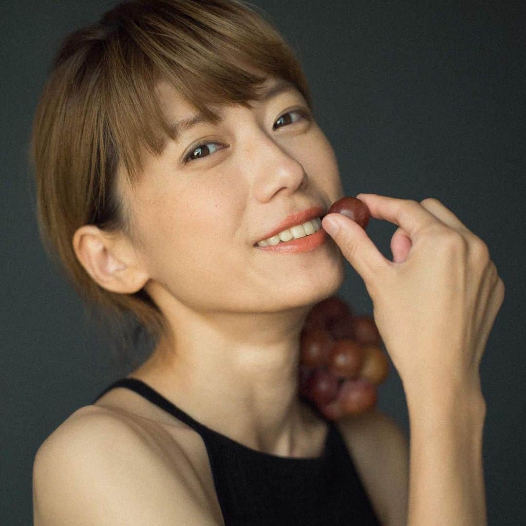 甲斐麻美さんのインスタグラム写真 - (甲斐麻美Instagram)「最近ですね 30代に入って一番お肌の調子がいい。(こんな深夜に言うのもなんですがw)  スキンケアとかあんま興味無かったし、太陽に当たるのも好きだから割と適当にしてたんですけど😅  そりゃ〜やっぱり来ますね！ お肌の曲がり角！🤣 変に乾燥したり、かと思えばベタついたり、ニキビも出来やすくなったり。 自業自得なんだけど、ガックリくるもんですよね。  でも、去年の4月に美容バーム(保湿バーム)作りのワークショップに参加して自分で作るようになってから段々と肌質が改善していきました。  その美容バームを母の日に二人の母にプレゼントしたら、特に義母さんが気に入ってくれて、もうずっとリピートしてくれています。本当に嬉しい！作るたび嬉しくなる。  保湿って大事やな〜って、スキンケアを今一度見直すキッカケになりました。  とはいえ、わたしはシミやシワが嫌いじゃないし、無理矢理美しくなりたいとは思わない。  ただ、毎日鏡で向き合う自分が、お肌が明るくて ツヤッとしてたら嬉しいと思う。  なんかいいじゃん！って、言いたくなる。 いや、よく言ってる（笑）  アンチエイジングではなく グッドエイジングな時を過ごすためにも、スキンケアは大事にしたいなと思っています。  メイク落としも基本は石けんか、乾燥しないクリームタイプで済まします。  化粧水は叩かないように手のひら全部でジワ〜っとして、化粧水が肌に残ってるくらいで美容バームを塗ります。  ほんで最後に(夜だけ)シカクリーム！これがまた！最近の肌質改善の鍵でした。  シカクリームってなんぞや？鹿か？鹿が入ってるのか😭ならば絶対使わない！と思ってたけど全然違った！  シカってのは、ツボクサの抽出液のことらしい！めちゃくちゃに植物だった！（笑）  わたしは @dewycel_japan の #シカクリーム を使っていますが、思ってた以上にどすこい保湿！にビックリしました。  あと、肌が落ち着くのが塗ってすぐわかる。 ゲルに近いクリームだから少ない量でもスーっと伸びる。 浸透してくのがわかる。 翌朝の肌のピカピカ(テカテカではないw)が凄くて何回も確認しちゃう… 保湿されてるから化粧ノリも、そりゃいいに決まってる！（笑） という感じです。  動物実験してないかの確認もしましたが、大丈夫！しておられません🙏✨ 美容とかコスメとかスキンケアとかのおススメを紹介するキャラじゃないのはわかってるんですけど…  使ったら ときめいちゃったから…  あと美容オンチなわたしだからこそ、魅力を伝えられるかもしれないなって  詳しい写真は近々アップします✨どういう風に撮影しようかワクワク考え中😍✨ 今日は葡萄との写真ですが（笑）気に入ってるから🤣（笑）  年齢肌と仲良くしてグッドエイジングを重ねていきたいですね✨  #美容初心者 #スキンケア初心者 #保湿が大事 #シカクリーム #デュイセル  #動物実験フリー #アマゾンで買えるのです #ありがたい #グッドエイジング #年齢を味方に #年齢と仲良く #30代 #いつも笑顔でいるために #もっと自分を好きになる #甲斐麻美 @dewycel_japan」9月6日 1時59分 - kaico_asami