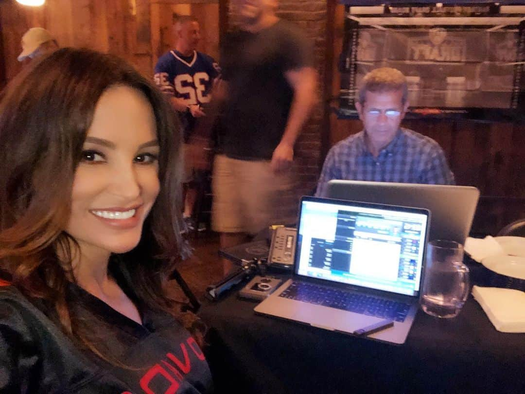 リサ・アンさんのインスタグラム写真 - (リサ・アンInstagram)「Draft Season is in the books, well actually I have a #bestball draft today for #draftapalooza 🏆🏈The Football Diehards @siriusxmfantasy I am so ready for the season to officially kick off, tho it’s sad to say goodbye to draft season! #Squad18 #reingingchamp 🏆🏈」9月6日 1時53分 - thereallisaann