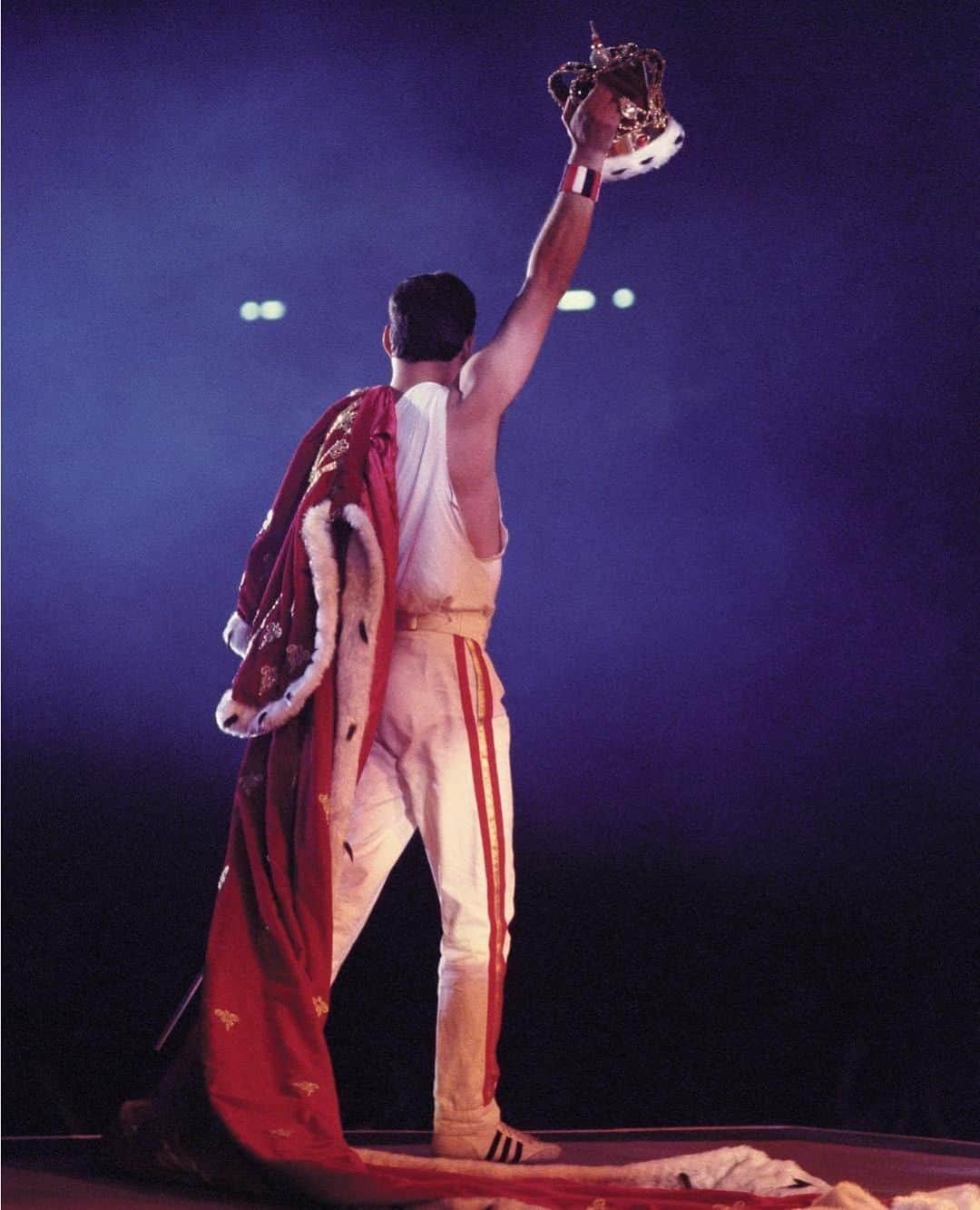 ハリウッド・リポーターさんのインスタグラム写真 - (ハリウッド・リポーターInstagram)「"I won't be a rock star. I will be a legend." In honor of the King of Queen's birthday today, leave your favorite #FreddieMercury song lyric below. 📸: @mercury_motg」9月6日 2時00分 - hollywoodreporter