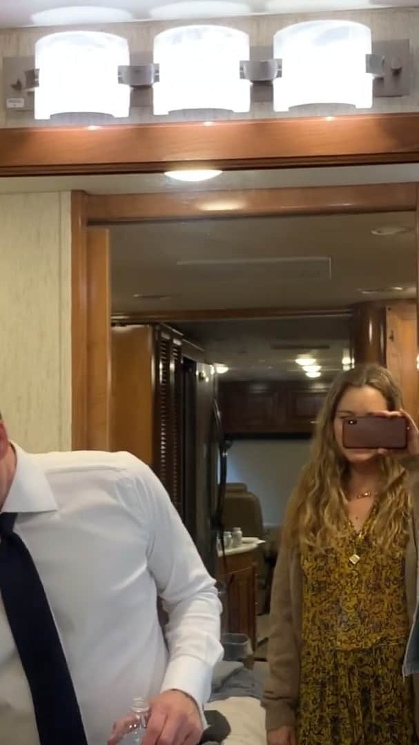 ジャシンダ・バレットのインスタグラム：「On the last day of Suits, I go on a tour of my husband’s trailer and find all kinds of surprises. #GabrielMacht #suits #trailerlife」