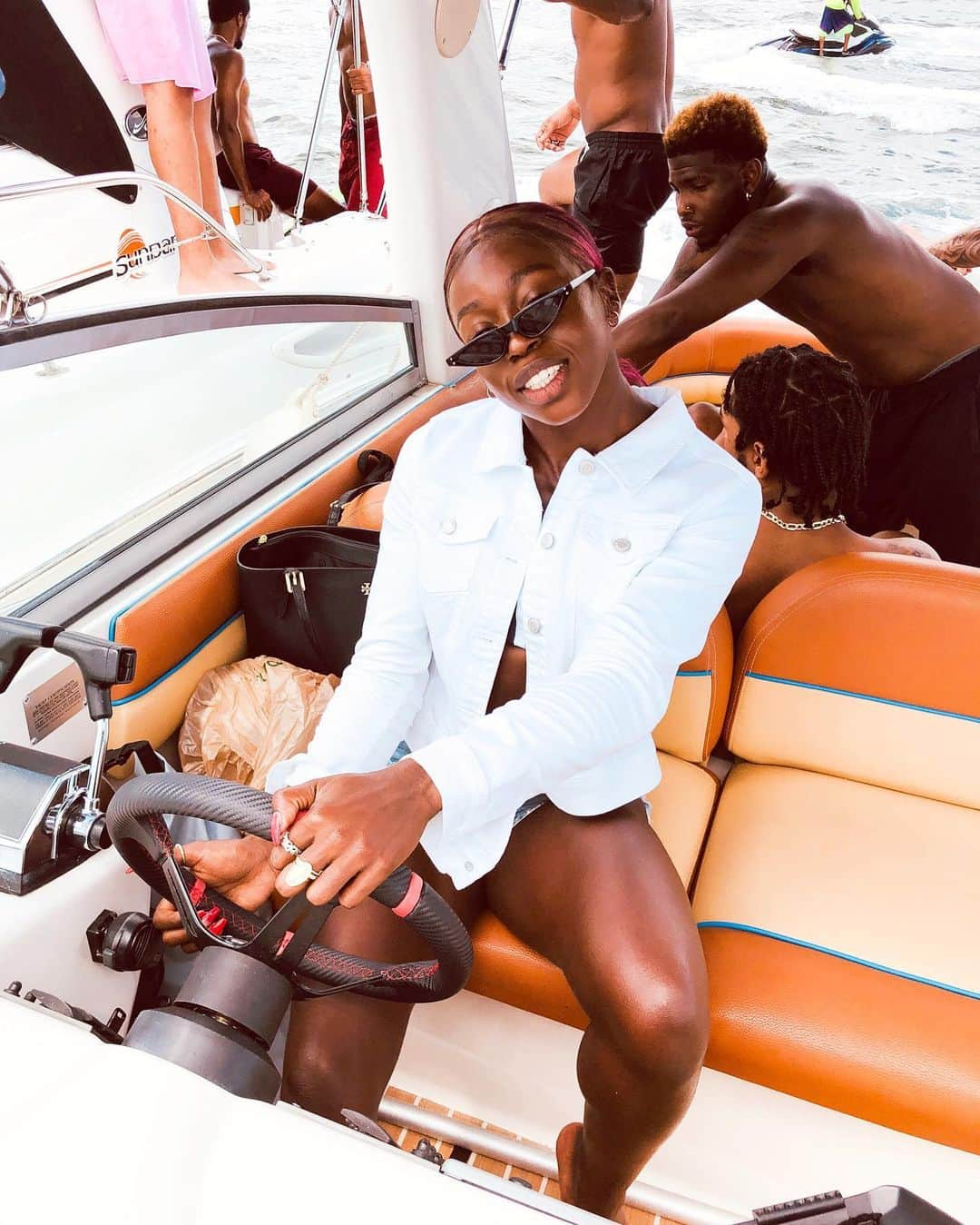 デズリー・ヘンリーさんのインスタグラム写真 - (デズリー・ヘンリーInstagram)「Lemme drive da boat 🛥 #TBT • • • • Miami with the Track squad was 🔥🙌🏾🔥#ThankYou」9月6日 2時10分 - desiree_lh