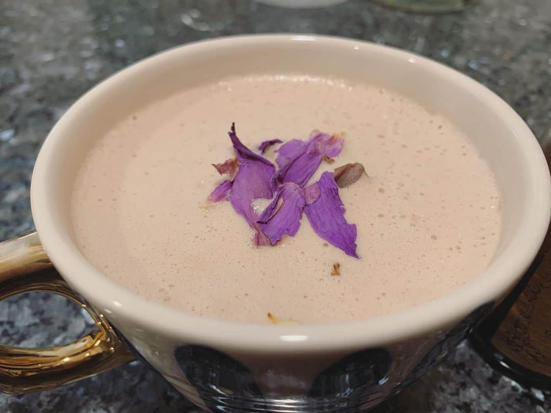 OLIVIAのインスタグラム：「I’m gonna have to show you my beautiful #morningritual tea this morning. 😍 It’s made with #bluelotusflowers from @animamundiherbals omg what a super magical cup of goodness. I also added in some reishi, mucuna, euphoria spirit elixir from Animamundi Apothecary, milk thistle honey and coconut butter.」