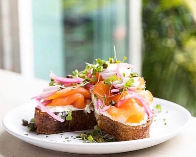 エッグショップさんのインスタグラム写真 - (エッグショップInstagram)「Dive in with our Fish Out of Water. Smoked salmon, hard boiled egg, housemade ricotta, capers, picked onion, chives, arugula sprouts and sourdough toast.」9月6日 2時18分 - eggshopnyc