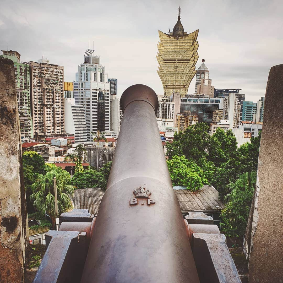 桿子 Drumstickのインスタグラム：「#macautravel #macau #macao #澳門 #travel  #マカオ #city #cannon」