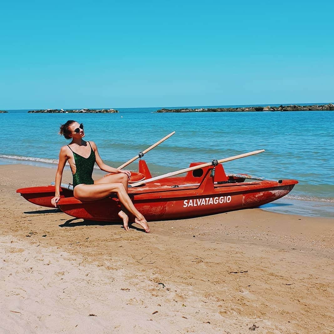 メリティナ・スタニウタさんのインスタグラム写真 - (メリティナ・スタニウタInstagram)「Save me from autumn 🙏 ⠀ #beach #italy #italia #holiday #vacation #sae #seaside #bikini #girl #beach #summer #summerinautumn #boat #saveme #legs #seaside #samsungbelarus #s10belarus #galaxys10」9月6日 2時22分 - melitinastaniouta