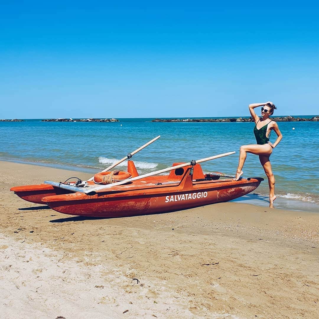 メリティナ・スタニウタさんのインスタグラム写真 - (メリティナ・スタニウタInstagram)「Save me from autumn 🙏 ⠀ #beach #italy #italia #holiday #vacation #sae #seaside #bikini #girl #beach #summer #summerinautumn #boat #saveme #legs #seaside #samsungbelarus #s10belarus #galaxys10」9月6日 2時22分 - melitinastaniouta