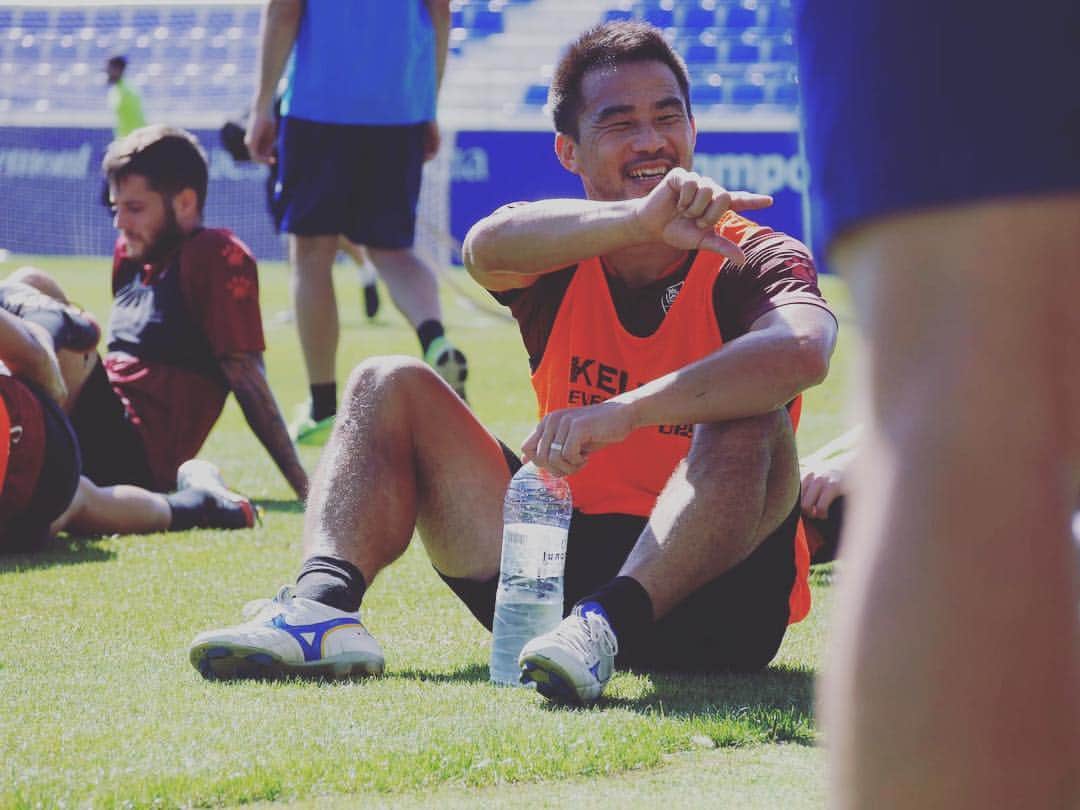 岡崎慎司のインスタグラム：「First training in huesca 🙌🙌 “Poco a poco “🙏🙏」