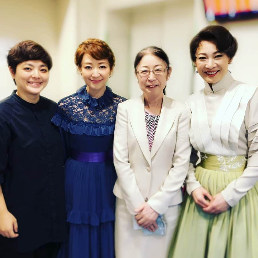 小林香さんのインスタグラム写真 - (小林香Instagram)「#littlewomen  #若草物語 #コラボレーション企画  #若草プロジェクト  #村木厚子 さん #香寿たつき さん #彩乃かなみ さん #小林香  少女や若い女性の支援団体「若草プロジェクト」の代表呼びかけ人で、元厚生労働事務次官の村木厚子さんがトークショーのゲストとして出演してくださいました。  超キャリアウーマンの経歴をお持ちですが、見た目は柔和そのもの、口調は穏やか、表情は優しく、テレビで拝見していた通りでした。ですが、片時も緩むことなく休むことなく、世のため人のために力強く歩いてこられたのだろうなと村木さんの瞳を見て感じました。村木さんの信念と真心は、ルイーザ・メイ・オルコットのように、多くの人の背中を押していると思います。私も強く影響されました。 「小さなことでもいいので、行動することが大事」とおっしゃっていました。どうぞ皆様、若草プロジェクトのホームページをご覧になってください。とても簡単な方法で協力できるシステムもあります。 https://wakakusa.jp.net/ また、クリエの窓口で「リトルウィメンのチャリティーチケット希望」とおっしゃっていただくと、おのずと若草プロジェクトに寄付できるシステムもございます。  ジョー・マーチは「私も世界を変えたい」と言います。それは大きな革命を起こすことではなく、いま自分ができることをやることから始まって行く。現に、ジョー・マーチ、すなわちルイーザ・メイ・オルコットは「若草物語」を執筆したことで、150年後に生きる私たちに今もって語りかけて来ます。自分の胸に燃える炎を信じなさいと。たとえほかの誰が反対したとしても。  #littlewomen  #若草物語 も #若草プロジェクト🌱  も どうぞよろしくお願いいたします。」9月6日 2時28分 - caori_covayashi