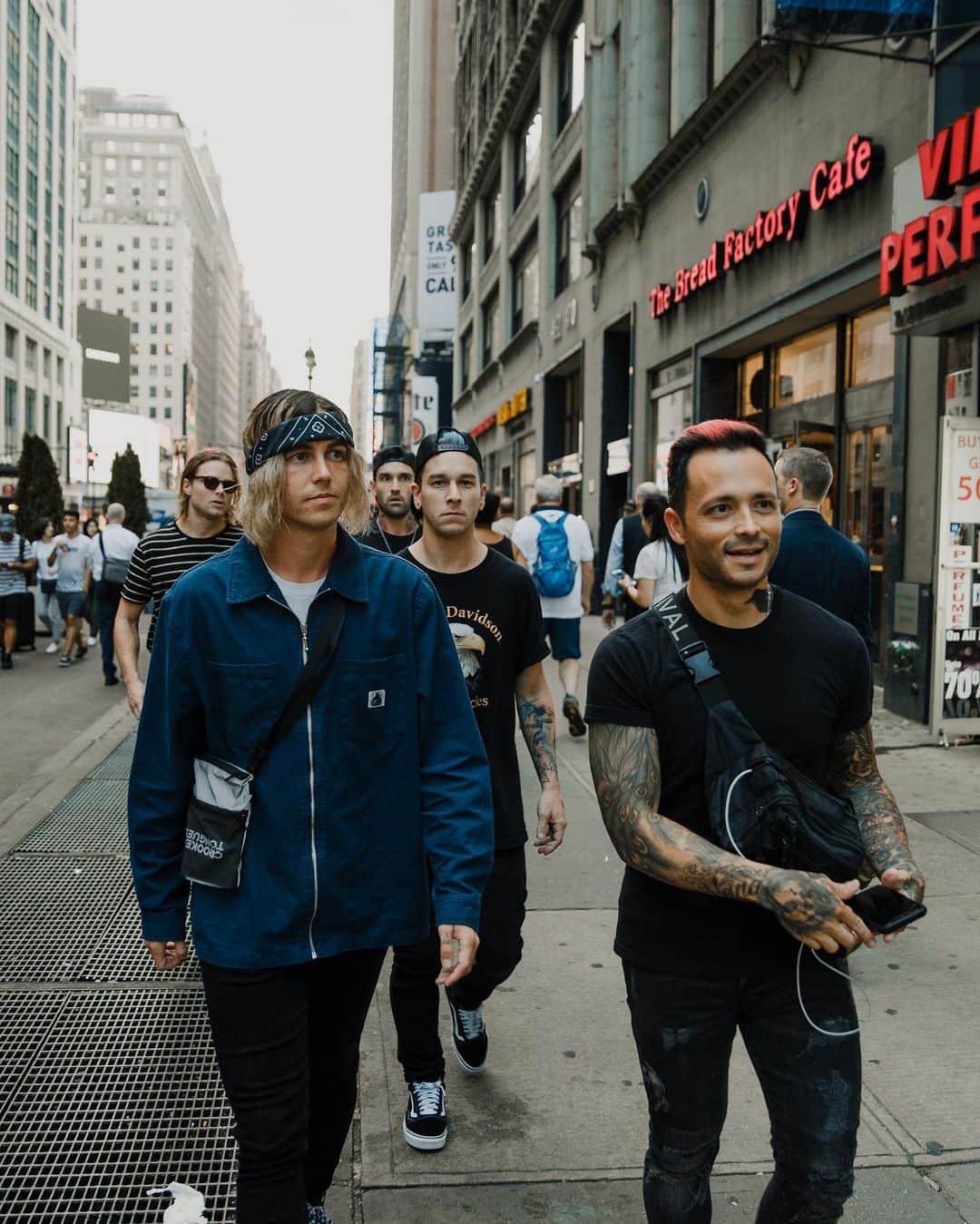 ニック・マーティンのインスタグラム：「“How It Feels To Be Lost” in NYC trying to agree on a place to eat. ☻ For folks that got the album a day early, I’d love to hear your thoughts/reviews on it down below! ☻ 📸: @elliemitchellphotography」