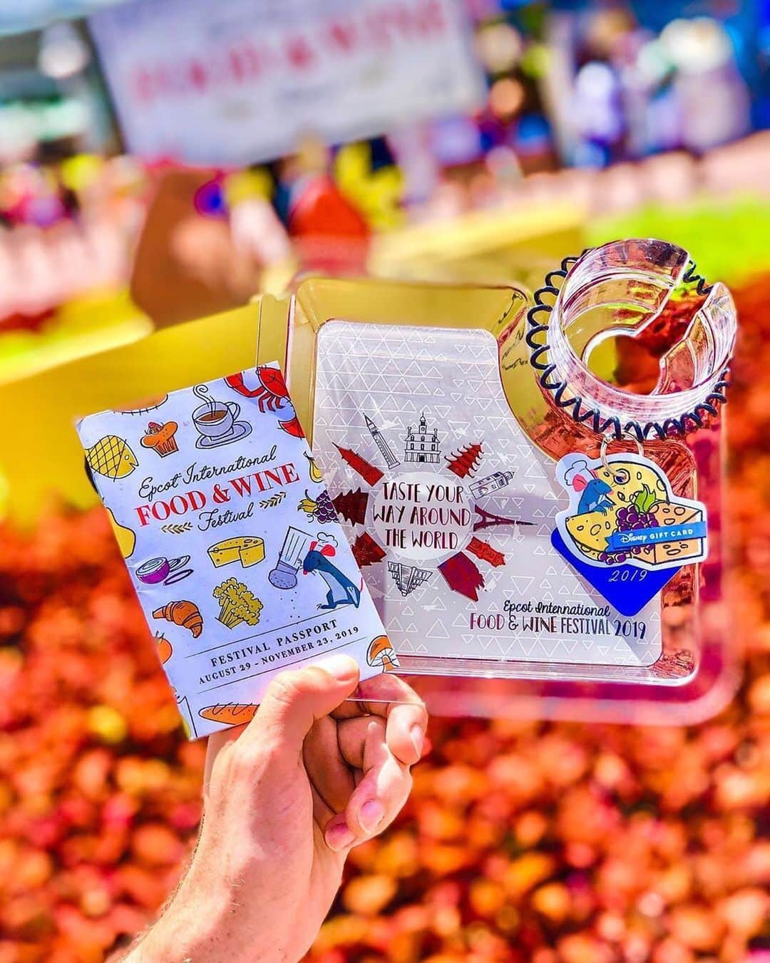 Walt Disney Worldのインスタグラム：「Taste your way around the world at the Epcot International Food & Wine Festival! 🍴 #TasteEpcot #WaltDisneyWorld (📷: @johnmarkfl)」