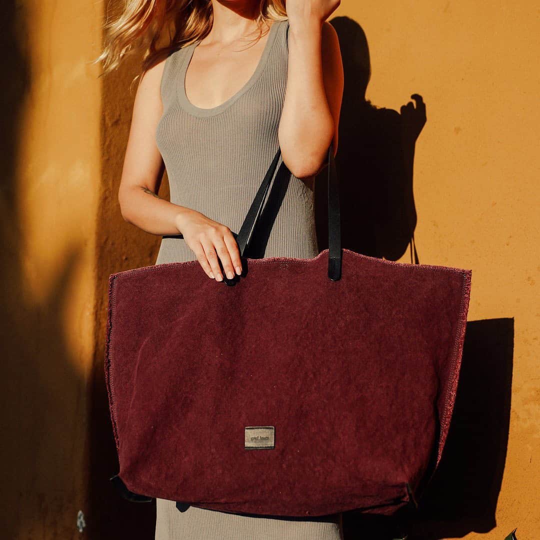 グラフ&ランツのインスタグラム：「This bag might as well be an ode to fall (can you tell we are excited for 🍂?) ✨ Get your bag on with our Hana Boat Bag in Paprika」