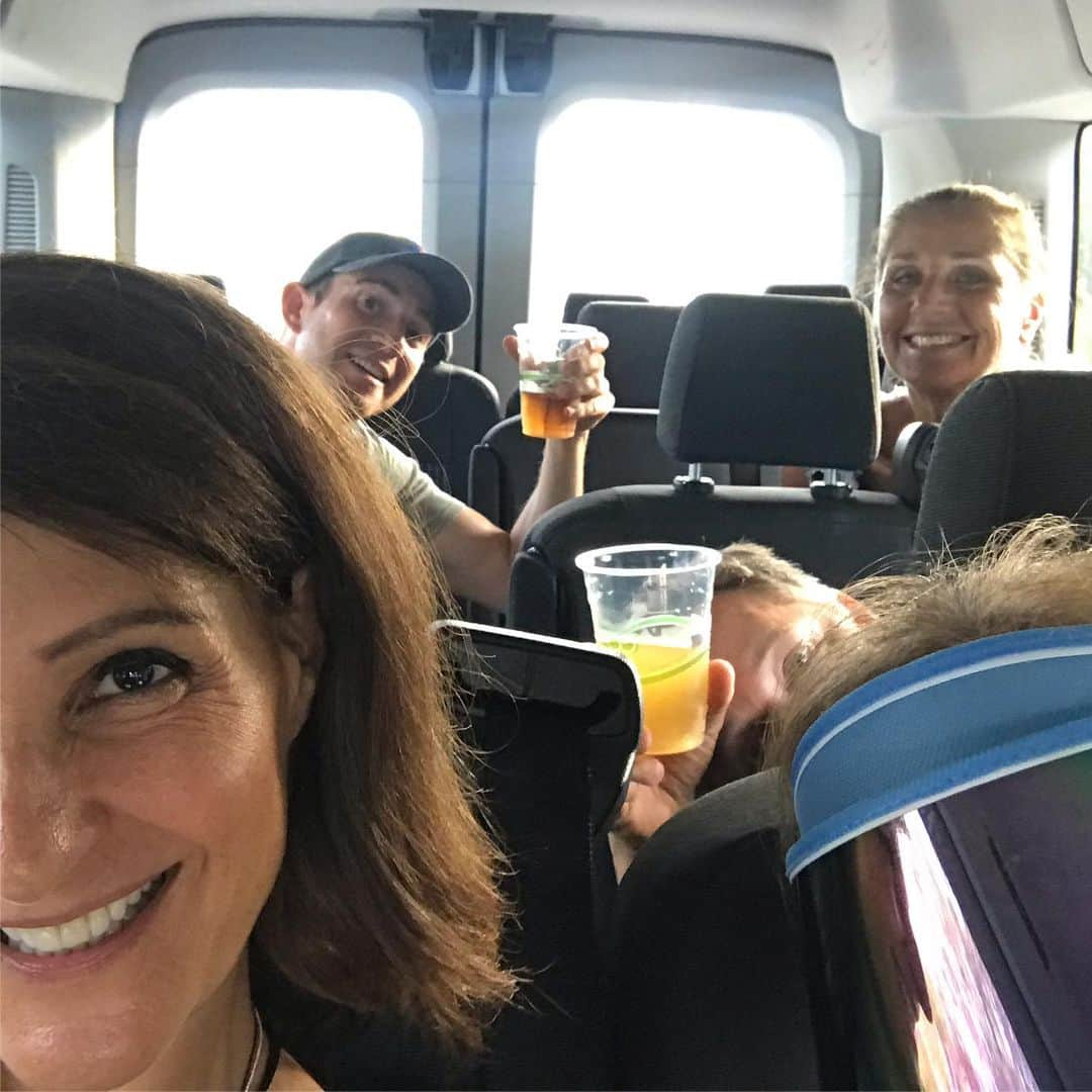 ニア・ヴァルダロスさんのインスタグラム写真 - (ニア・ヴァルダロスInstagram)「Iced teas to stay cool while filming in Hawaii. #vanlife」9月6日 2時45分 - niavardalos