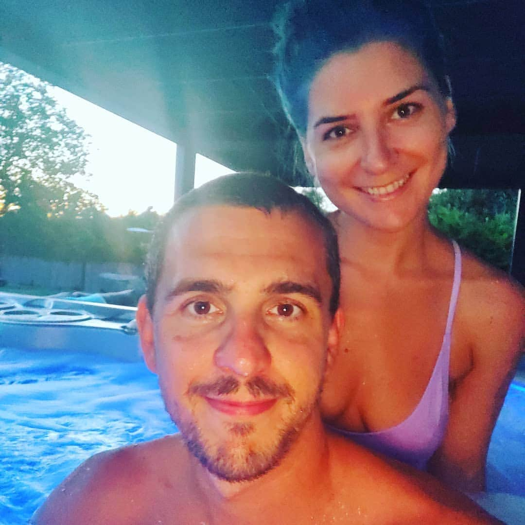 ラースロー・シェーのインスタグラム：「Egy kis esti lazulás az első fárasztó edzések után! A little night's relax after the few first exhausting trainings! #asszony #relaxingnight #hottub @hydropoolhungaria」