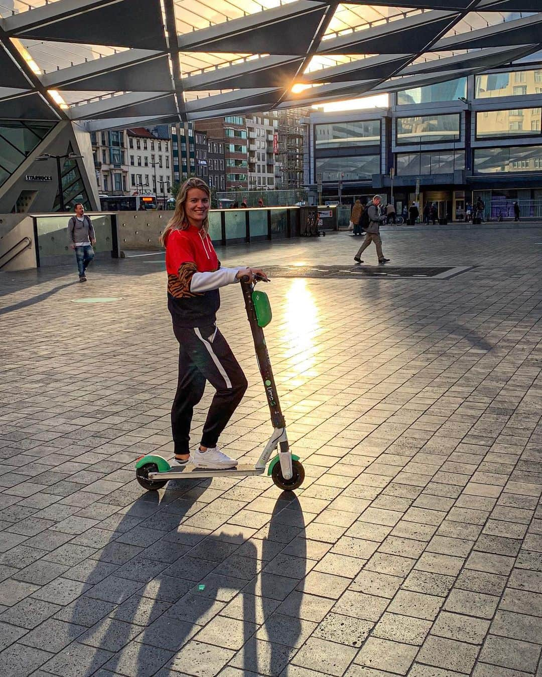 ダフネ・シパーズさんのインスタグラム写真 - (ダフネ・シパーズInstagram)「Cruising through the streets of #Brussels 😎✌️🚀 #whywalkingifyoucantakethestep #dinnertime」9月6日 3時00分 - dafne_schippers